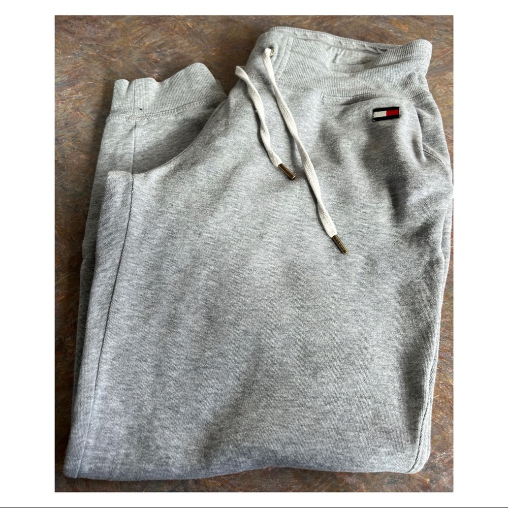 Tommy Hilfiger tapered leg joggers with draw string waist. Size large.